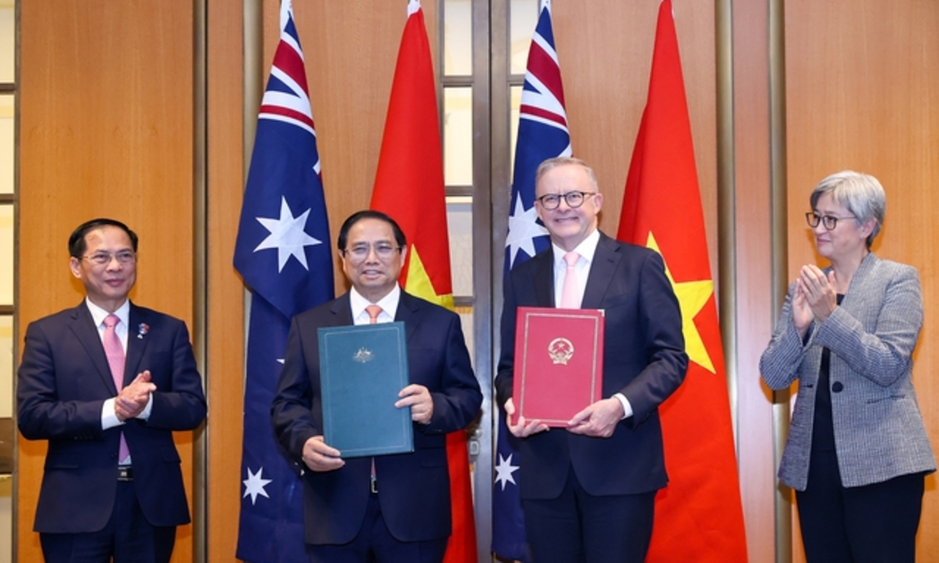 Thủ tướng Phạm Minh Chính và Thủ tướng Australia Anthony Albanese trao đổi tuyên bố về việc nâng cấp quan hệ hai nước lên Đối tác Chiến lược toàn diện - Ảnh: VGP