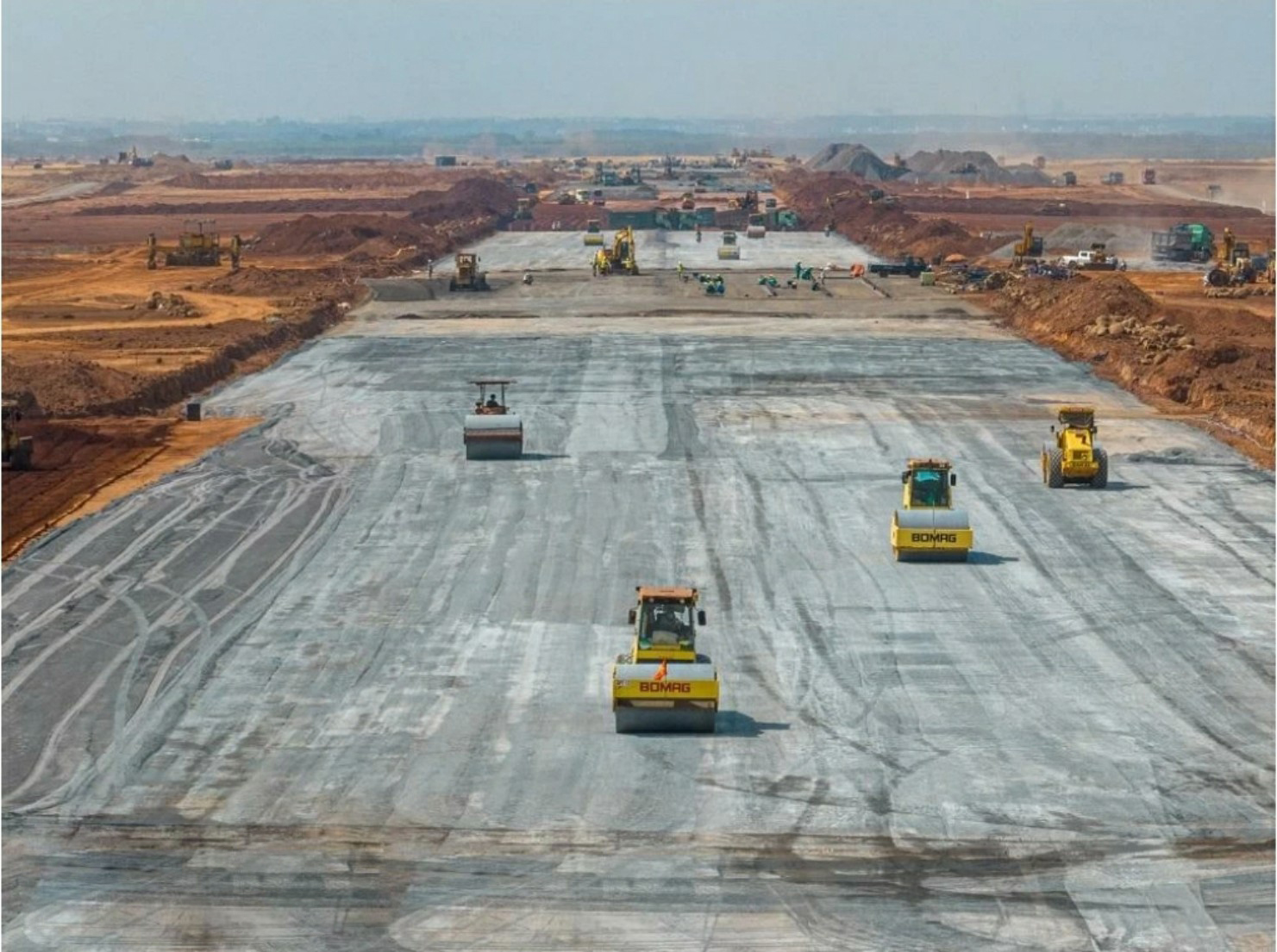 Nhà thầu thi công đường băng số 1 sân bay Long Thành. Ảnh: Phạm Tùng.