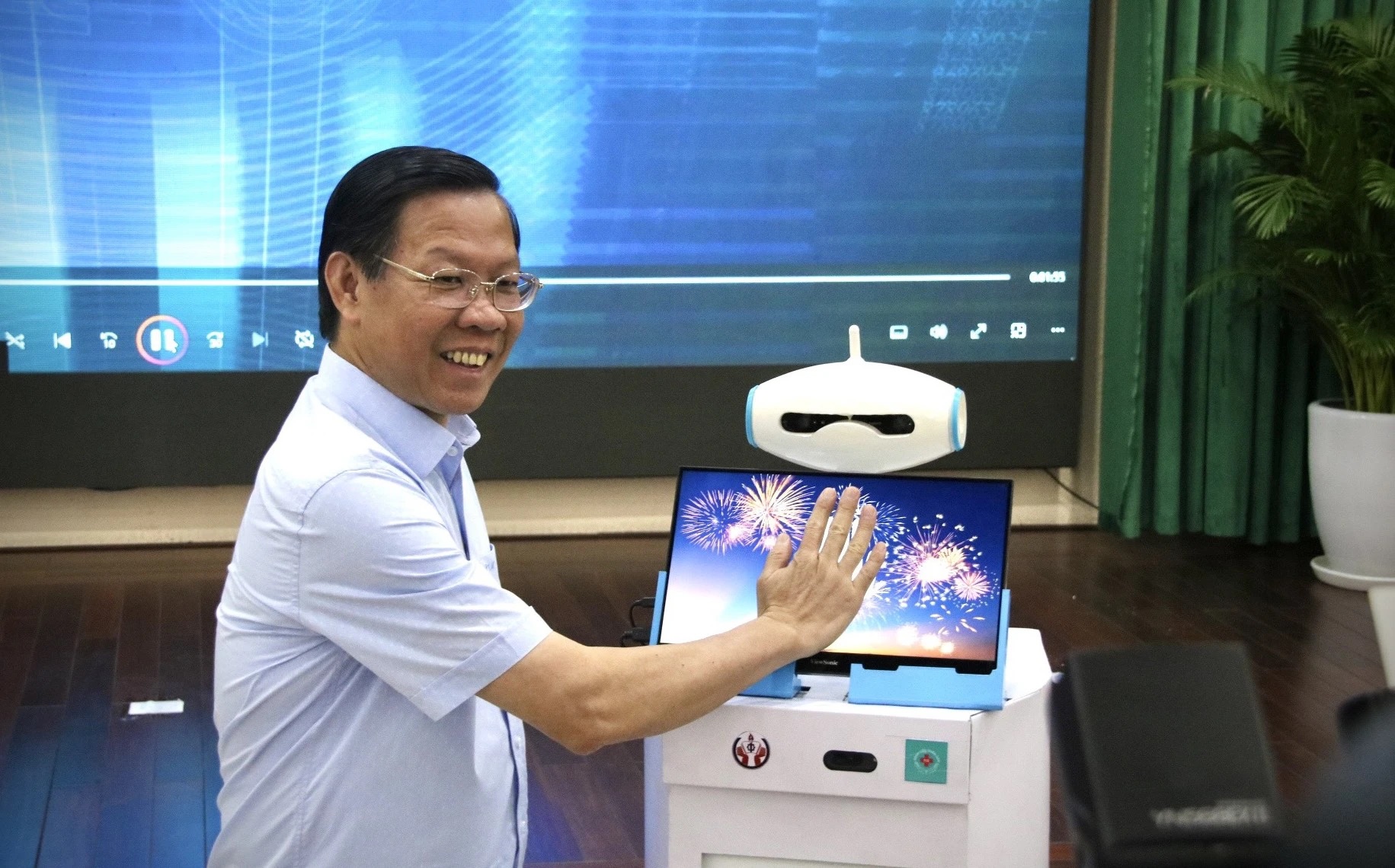 Chủ tịch UBND TP.HCM Phan Văn Mãi khởi động hệ thống công bố kết quả cải cách hành chính ở các sở, ban, ngành, địa phương.