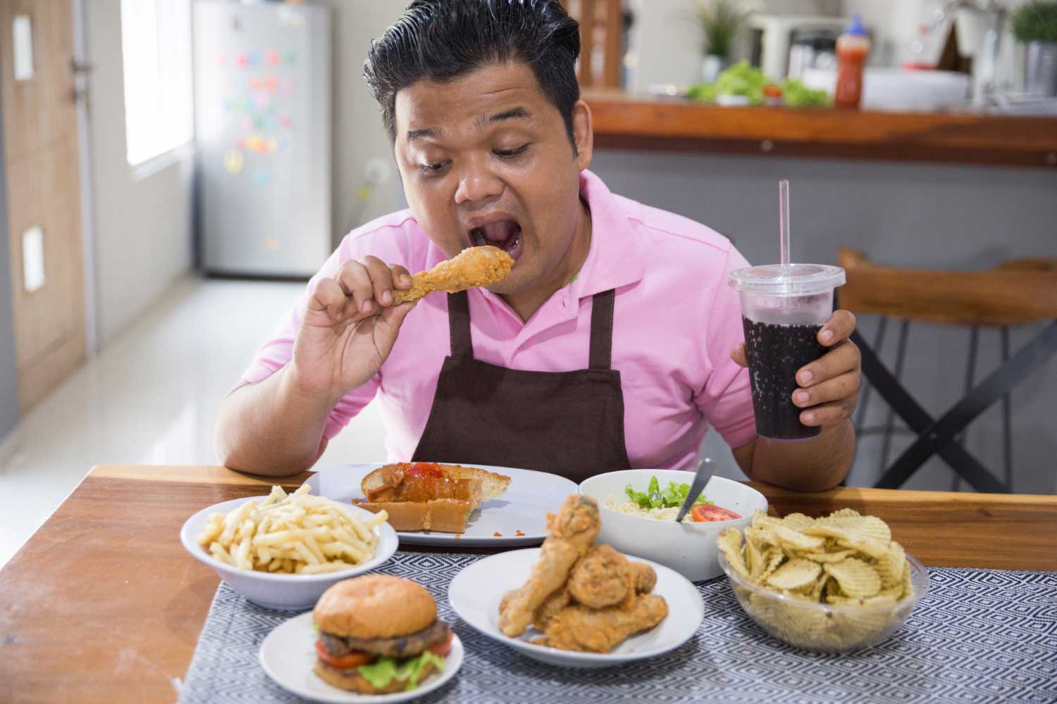 Thực phẩm chế biến sẵn gây nghiện là do chúng cung cấp chất béo và carbs đến ruột nhanh hơn rất nhiều so với thực phẩm thông thường.
