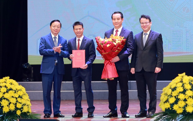 Phó Thủ tướng Trần Hồng Hà trao Quyết định của Thủ tướng Chính phủ phê duyệt Quy hoạch tỉnh Vĩnh Phúc thời kỳ 2021 - 2030, tầm nhìn đến năm 2050 cho lãnh đạo tỉnh Vĩnh Phúc - Ảnh: VGP.