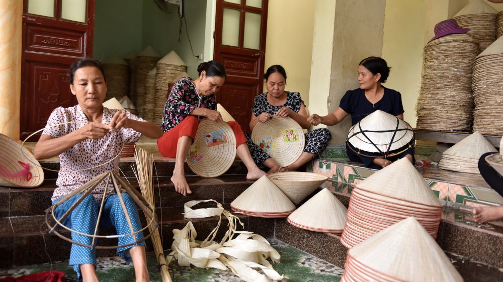 &nbsp;Những người phụ nữ ở x&atilde; Xu&acirc;n Lộc miệt m&agrave;i "thổi hồn" v&agrave;o những chiếc n&oacute;n l&aacute; nhằm bảo tồn nghề truyền thống của l&agrave;ng.