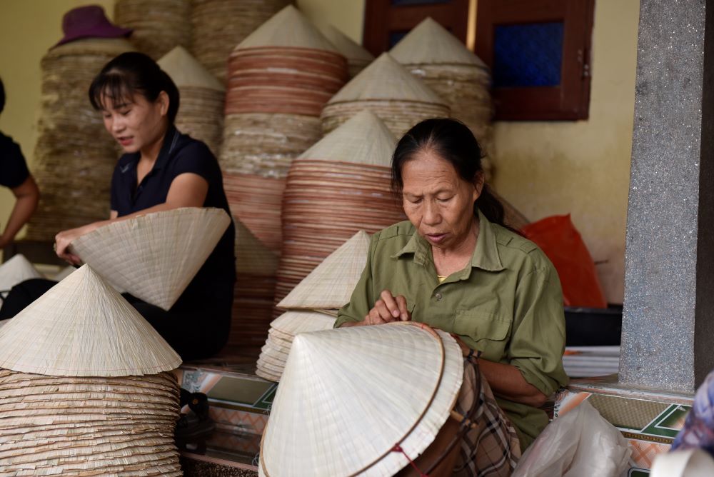 Khi kh&acirc;u n&oacute;n (may n&oacute;n) từng đường kim phải thật đều. C&oacute; như vậy, chiếc n&oacute;n l&agrave;m ra mới đảm bảo yếu tố vừa chắc chắn, vừa đẹp.