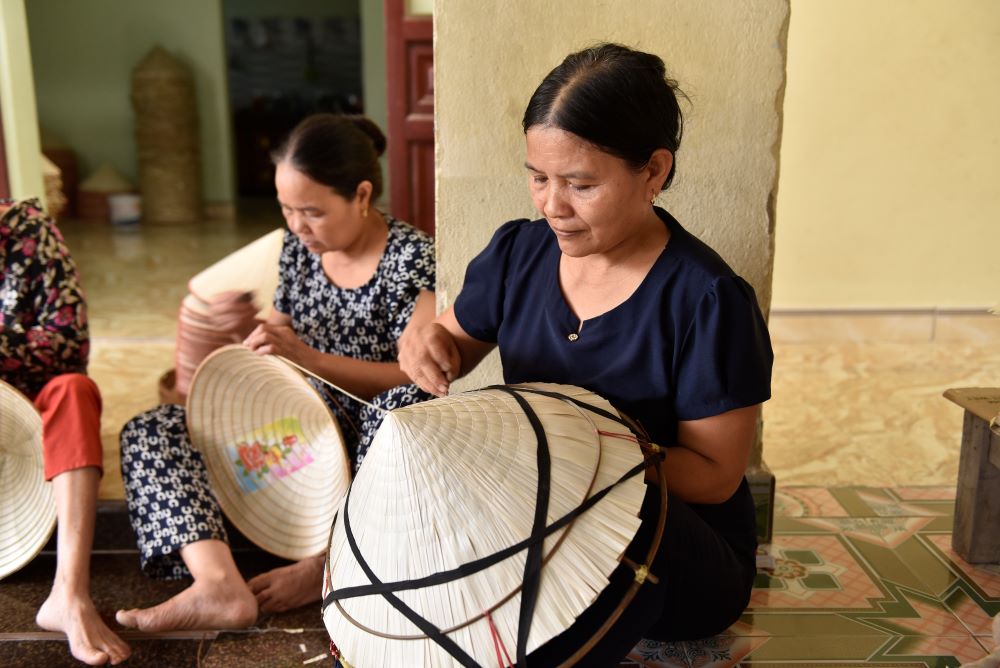 Những người phụ nữ Xuân Lộc cần mẫn, tỉ mỉ làm ra những chiếc nón lá truyền 