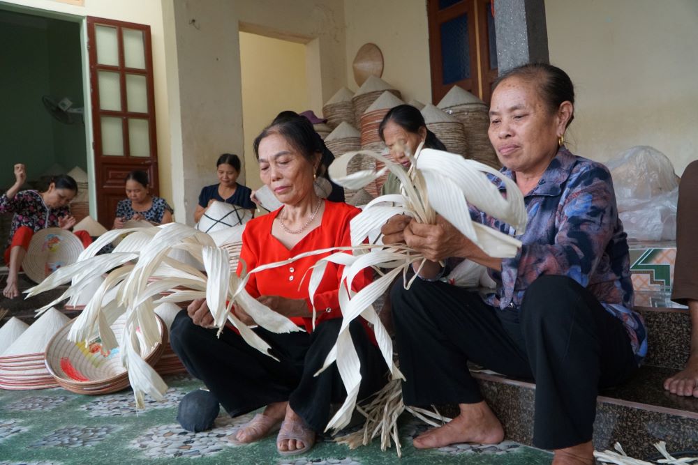 &nbsp;Những người phụ nữ ở x&atilde; Xu&acirc;n Lộc miệt m&agrave;i "thổi hồn" v&agrave;o những chiếc n&oacute;n l&aacute; nhằm bảo tồn nghề truyền thống của l&agrave;ng.