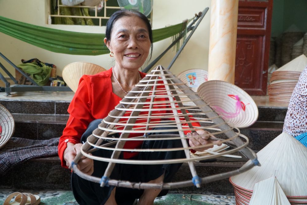 Công đoạn làm nan nón (vành nón) cũng rất tỉ mỉ. Thông thường, nan nón được làm bằng tre, nứa. Mỗi chiếc nón sử dụng 14-16 chiếc nan. 