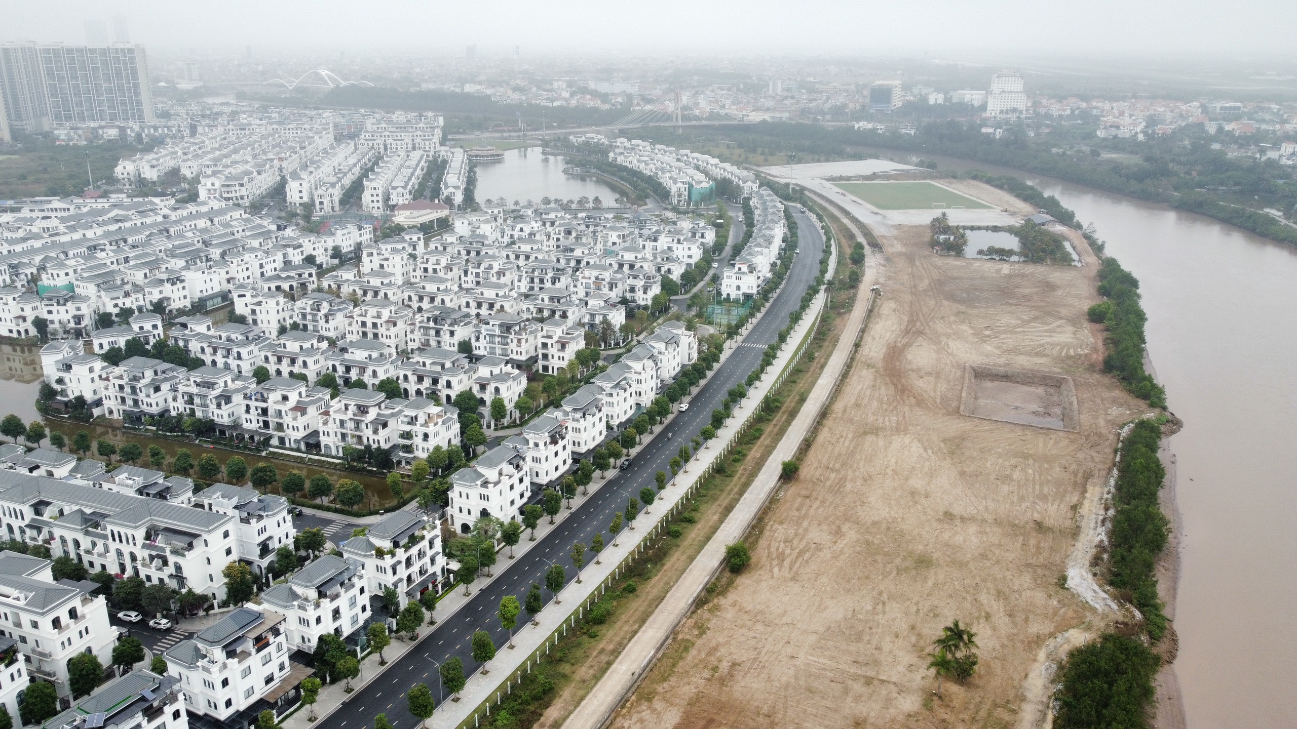 Khu đất bị ông Văn Trần Hoàn san lấp trái phép nhưng sau đó được cho thuê làm sân tập cho CLB Bóng đá Hải Phòng