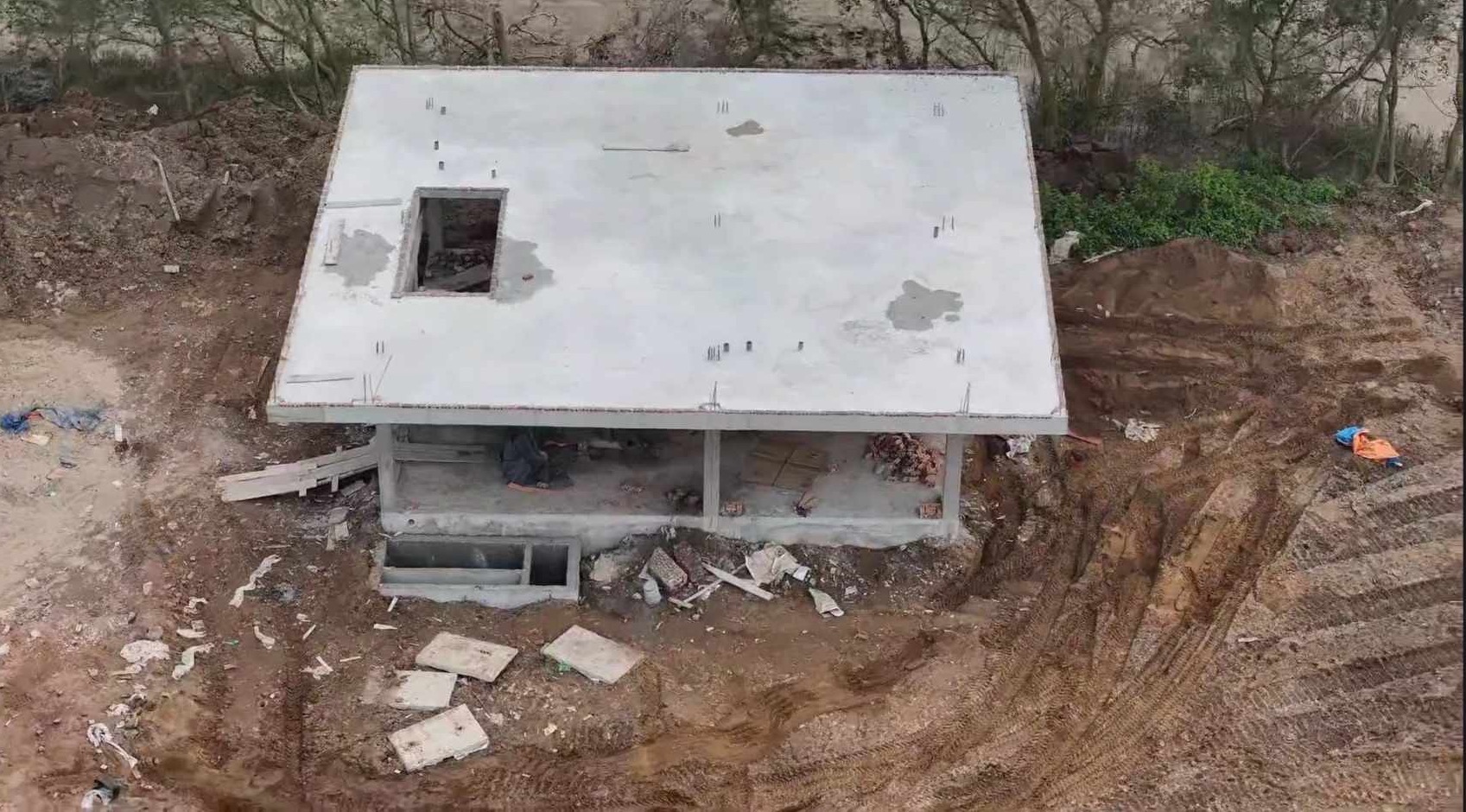 C&ocirc;ng tr&igrave;nh vi phạm do &ocirc;ng Văn Trần Ho&agrave;n cho x&acirc;y dựng tại b&agrave;i bồi đ&ecirc; tả s&ocirc;ng Lạch Tray