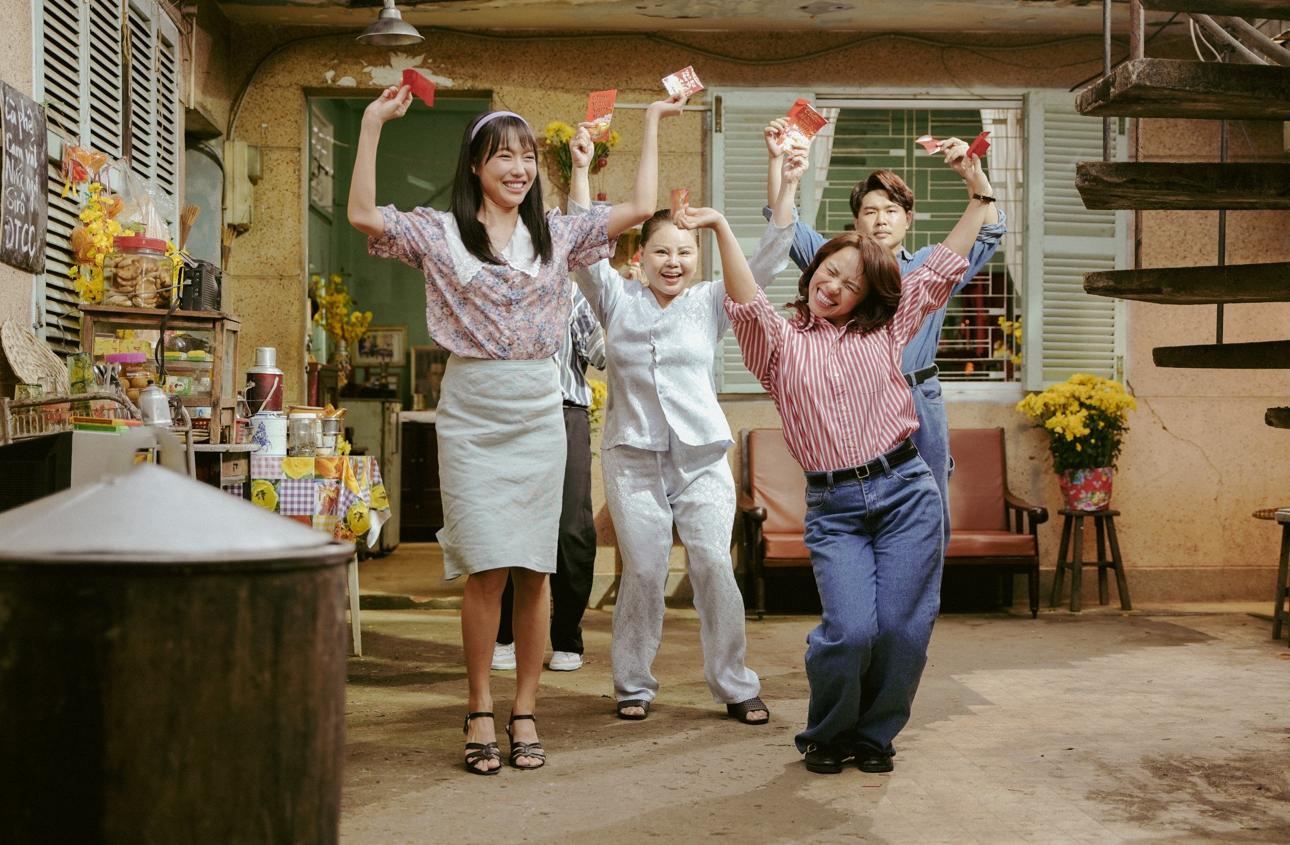 Ph&aacute;t h&agrave;nh c&ugrave;ng thời điểm với Mai,&nbsp;phim Gặp lại chị bầu&nbsp;của đạo diễn Nhất Trung đang ở cột mốc hơn&nbsp;91 tỷ đồng.