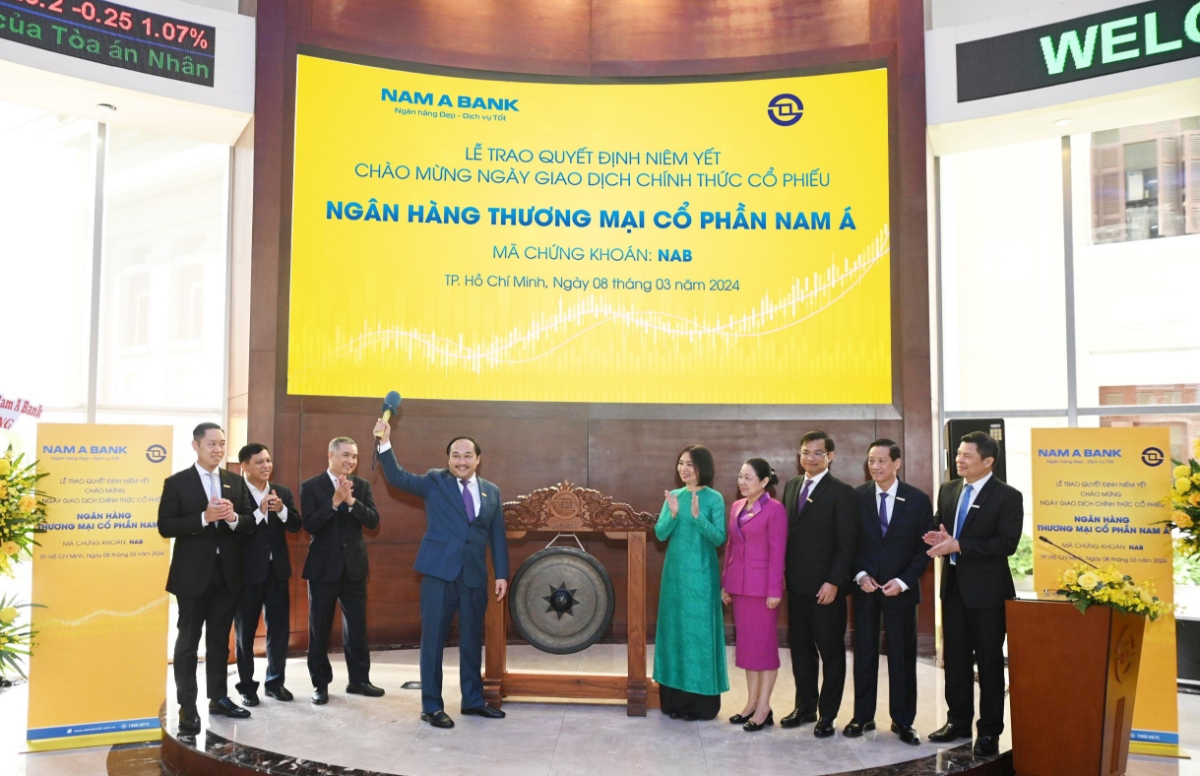 Nghi lễ đánh cồng - báo hiệu giờ giao dịch chính thức đầu tiên của cổ phiếu NAB.