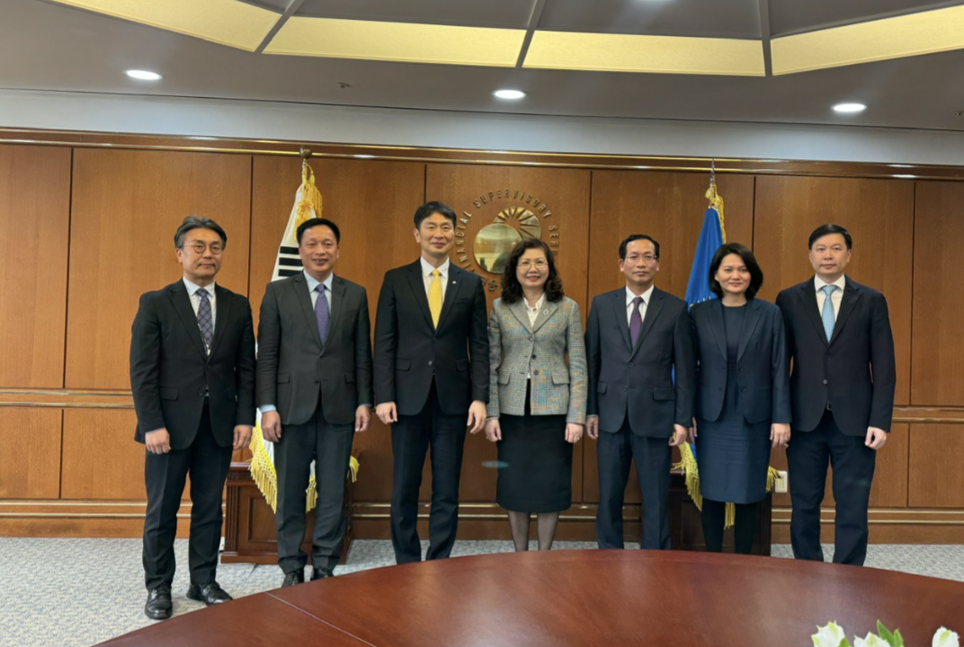  Ủy ban Chứng khoán Nhà nước chiều ngày 7/3 đã có buổi làm việc với ông Lee Bok-hyun, Thống đốc Cơ quan giám sát tài chính Hàn Quốc (FSS). 