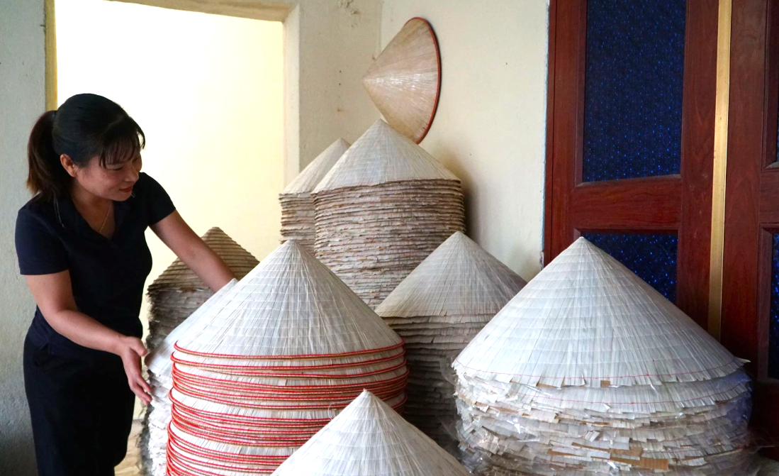 Bà Lê Thị Linh, Giám đốc Hợp tác xã Dịch vụ nông nghiệp Xuân Lộc, cho biết, mỗi năm đơn vị xuất bán ra thị trường khoảng 35.000 chiếc nón lá. Thị trường tiêu thụ chủ yếu là các tỉnh phía Bắc và trong tỉnh Thanh Hóa. 