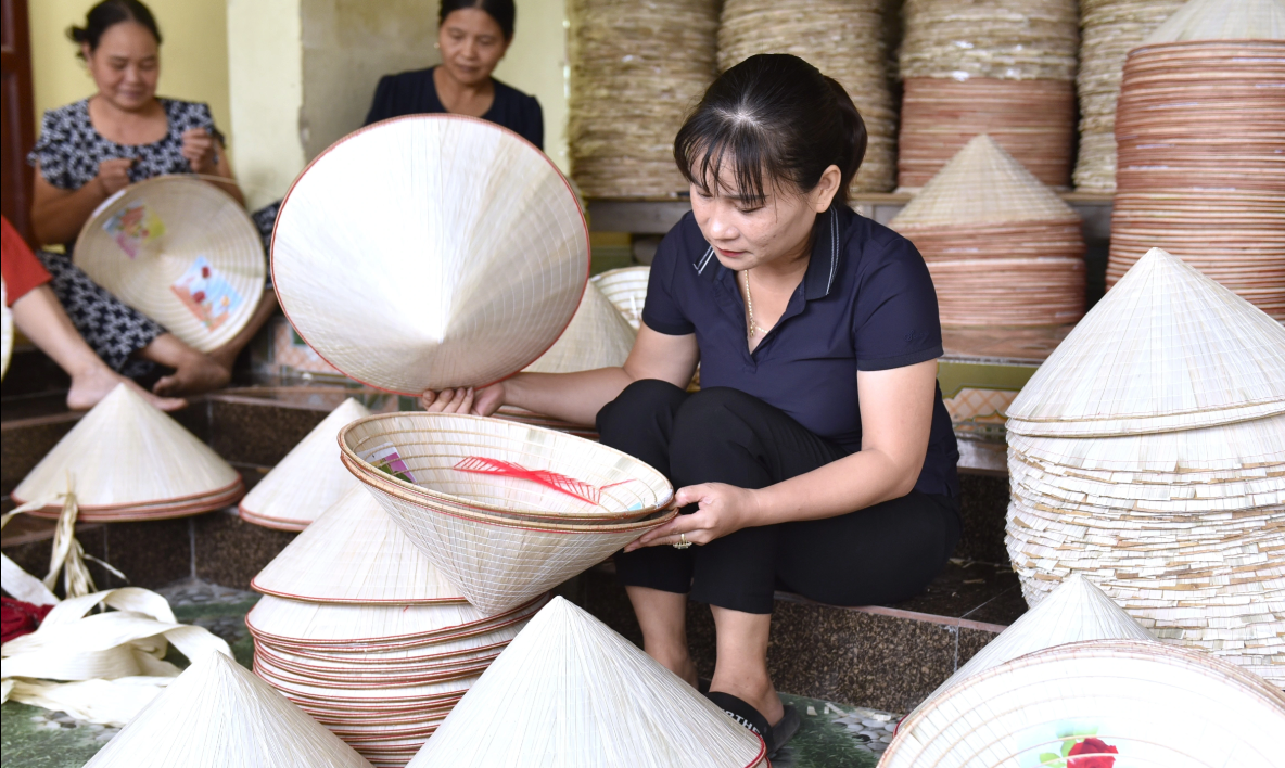 Để giữ l&agrave;ng nghề truyền thống, x&atilde; Xu&acirc;n Lộc đ&atilde; th&agrave;nh lập Hợp t&aacute;c x&atilde; Dịch vụ n&ocirc;ng nghiệp Xu&acirc;n Lộc. Hiện c&oacute; 12 th&agrave;nh vi&ecirc;n của hợp t&aacute;c x&atilde; tham gia sản xuất, l&agrave;m n&oacute;n l&aacute;.&nbsp;&nbsp;