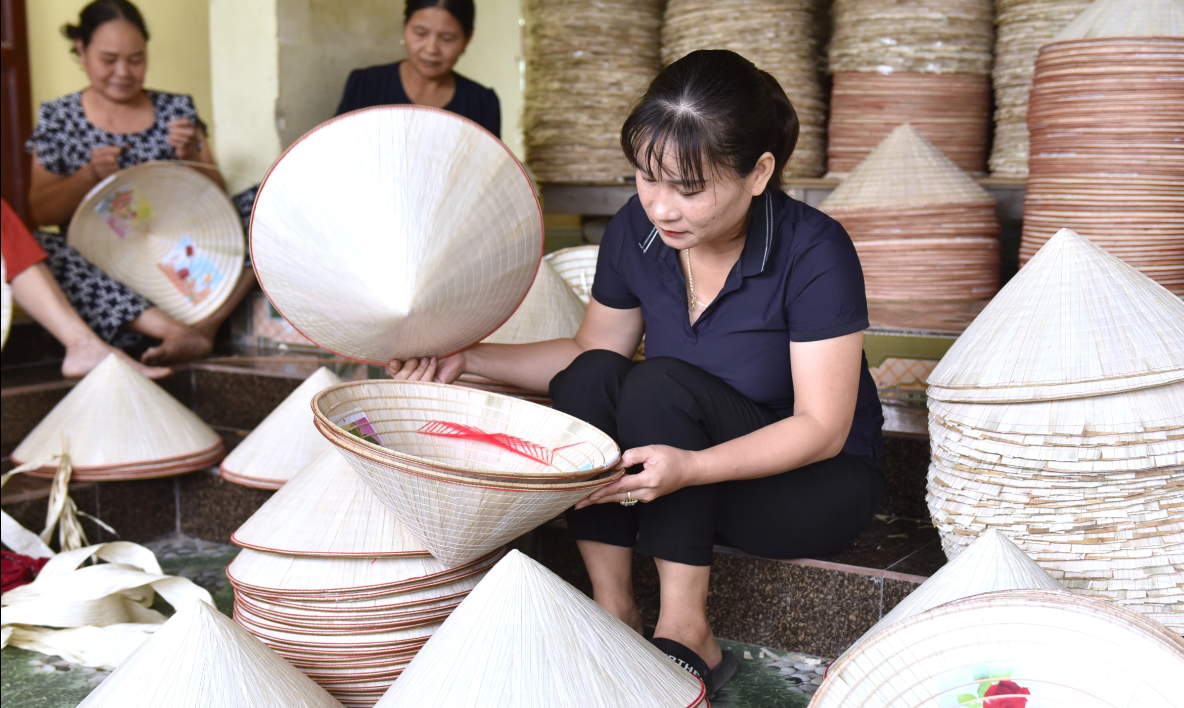 Để giữ làng nghề truyền thống, xã Xuân Lộc đã thành lập Hợp tác xã Dịch vụ nông nghiệp Xuân Lộc. Hiện có 12 thành viên của hợp tác xã tham gia sản xuất, làm nón lá.  