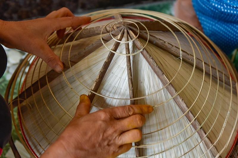 Tiến hành làm khung nón