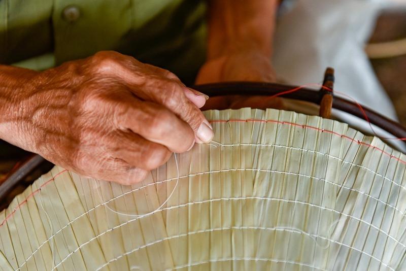 Do các công đoạn được làm thủ công nên trung bình mỗi người làm được 2-3 chiếc nón/ngày, thu nhập khoảng 100.000-120.000 đồng.