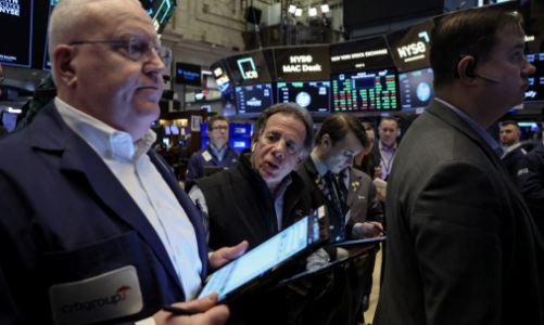 Chứng khoán Mỹ tụt điểm sau báo cáo việc làm, giá dầu giảm mạnh, bitcoin vượt 70.000 USD