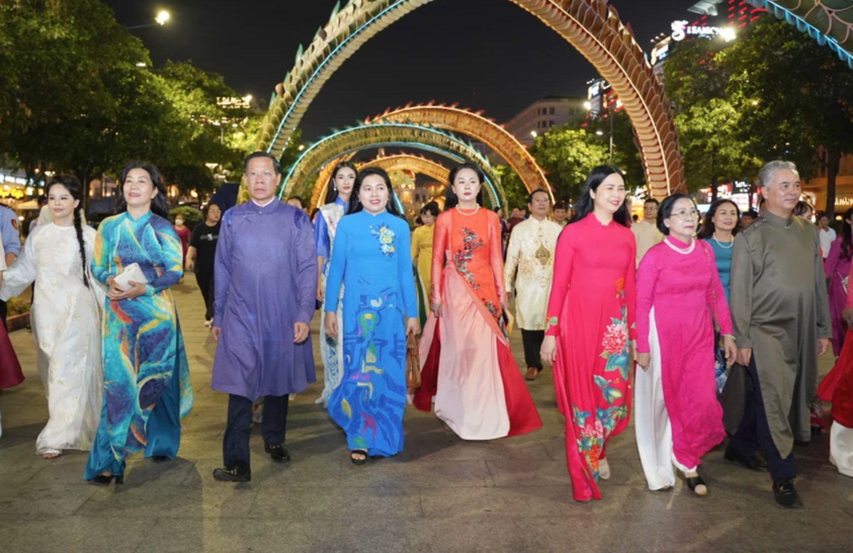 C&aacute;c l&atilde;nh đạo TP.HCM tham gia chương tr&igrave;nh Lễ hội &Aacute;o d&agrave;i 2024.