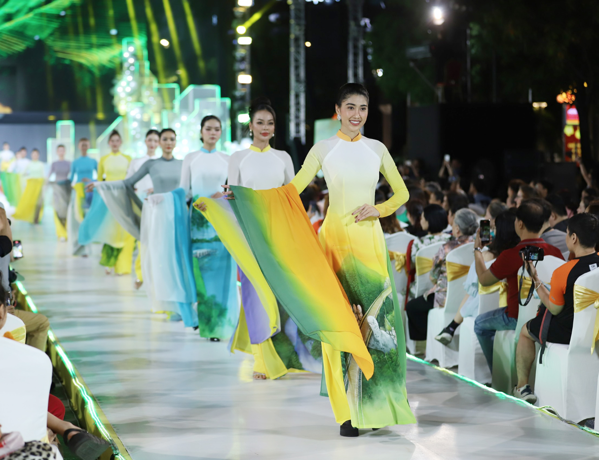 Áo dài đã trở thành sản phẩm du lịch văn hóa độc đáo của Việt Nam.