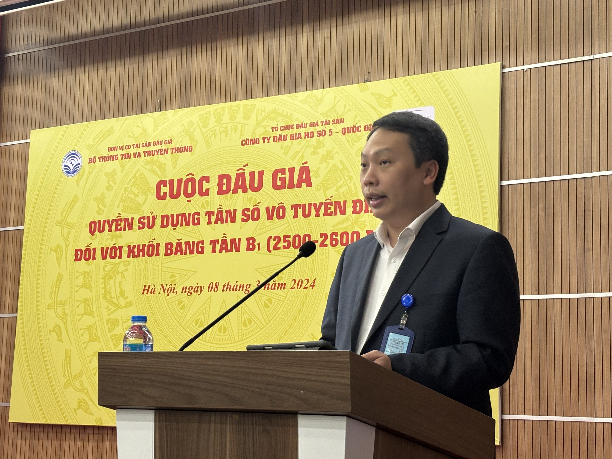 Thứ trưởng Bộ Thông tin và Truyền thông Nguyễn Huy Dũng phát biểu tại buổi đấu giá ngày 8/3/2024.