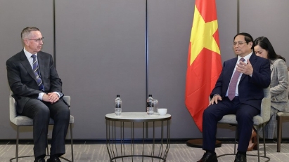 PM meets Vietnamese scientists and local business circle in New Zealand