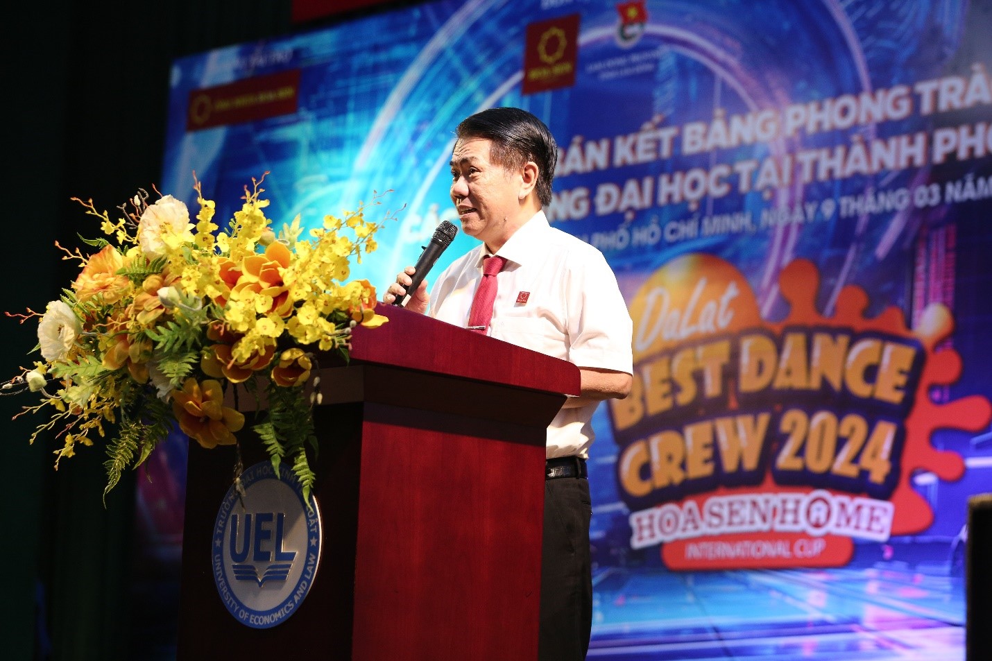 Ông Vũ Văn Thanh - Phó Tổng Giám Đốc Trực Tập đoàn Hoa Sen phát biểu tại Bán kết Bảng Phong trào mở rộng các trường Đại học tại thành phố Hồ Chí Minh trong khuôn khổ Chương trình Dalat Best Dance Crew 2024 – Hoa Sen Home International Cup.