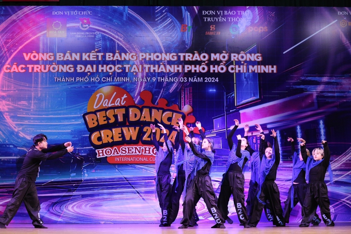 Tiết mục mở màn đến từ Nhóm B2C của Trường Đại học Hoa Sen.