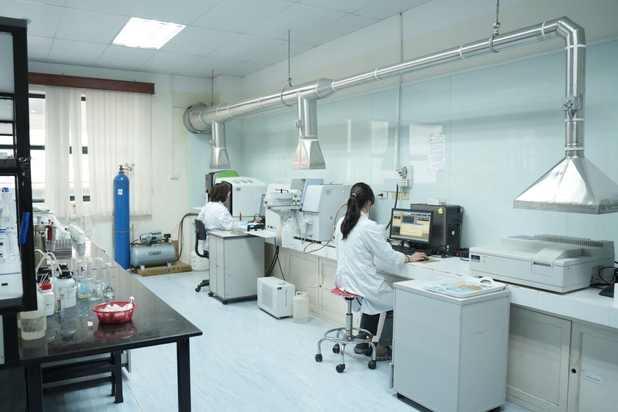 Qu&aacute; tr&igrave;nh kiểm nghiệm diễn ra chuy&ecirc;n nghiệp.