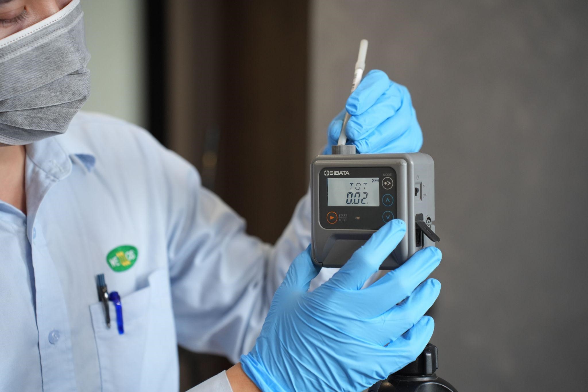 C&aacute;c chuy&ecirc;n gia đang tiến h&agrave;nh qu&aacute; tr&igrave;nh đo đạc tại nh&agrave; KTS Nguyễn Duy Thanh.