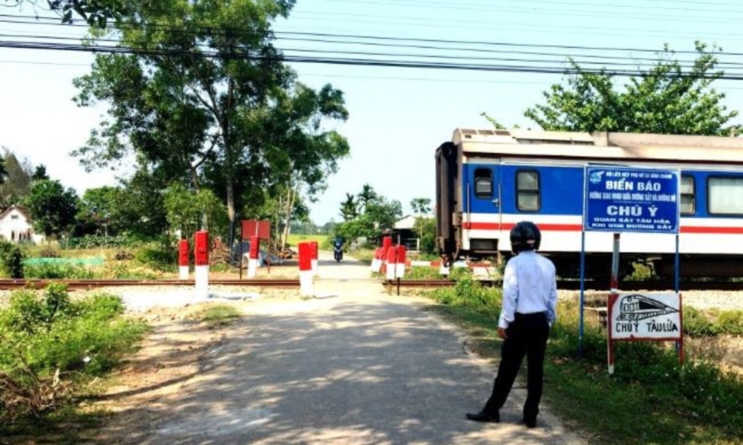 Việc xây dựng đường gom, hàng rào cách ly giữa đường bộ và đường sắt; xây dựng cầu đường bộ tách khỏi cầu chung đường sắt... chưa triển khai.