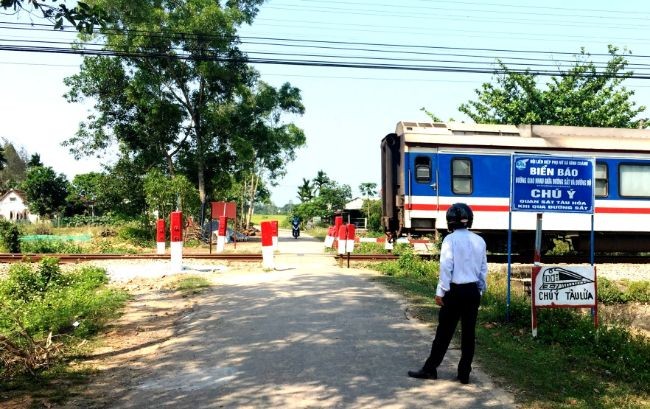 Việc xây dựng đường gom, hàng rào cách ly giữa đường bộ và đường sắt; xây dựng cầu đường bộ tách khỏi cầu chung đường sắt... chưa triển khai.