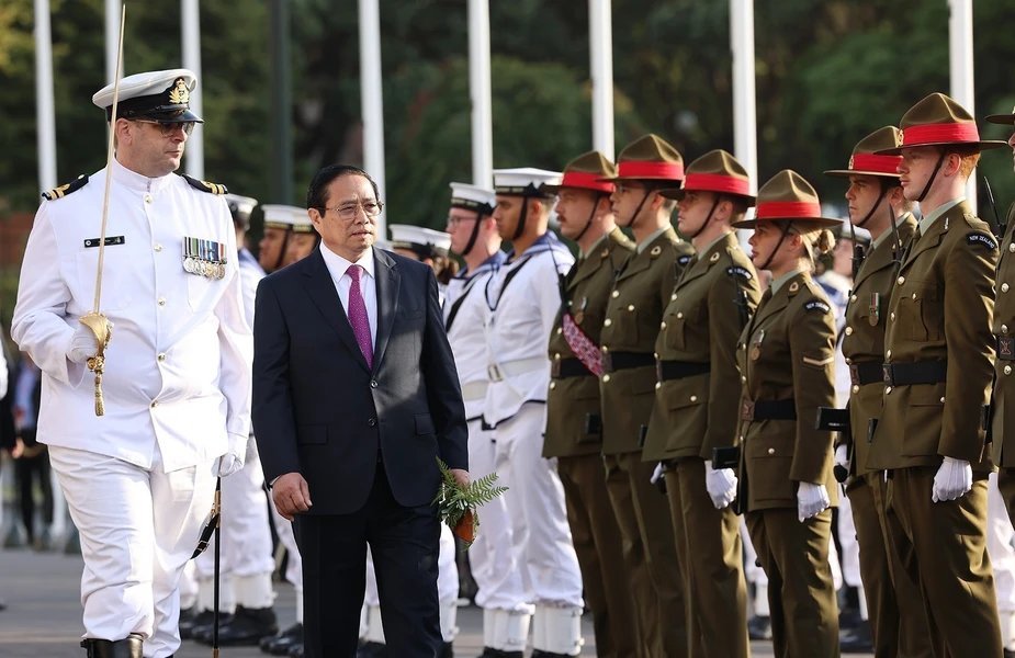 Prime Minister Pham Minh Chinh reviewing the honor guard. (Source: VNA)
