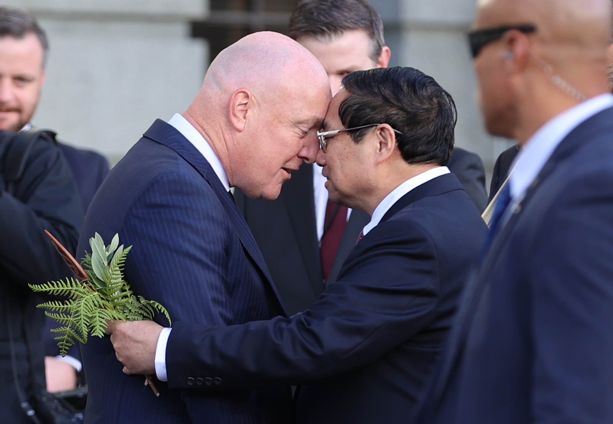 Thủ tướng New Zealand và Thủ tướng Phạm Minh Chính thực hiện lễ Hongi (chạm mũi) trong nghi thức đón - Ảnh: VGP