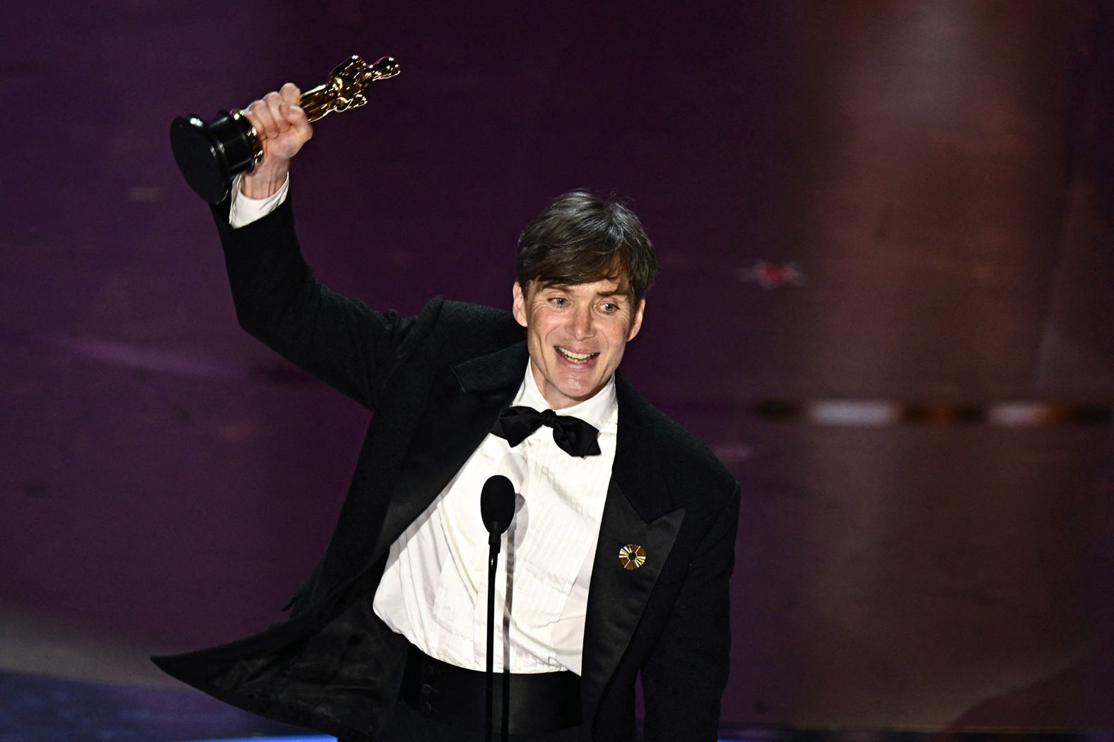 Diễn viên Cillian Murphy nhận giải Nam chính xuất sắc nhất.