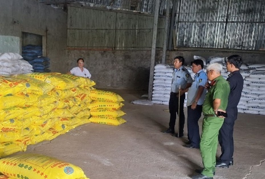 Lực lượng chức năng kiểm tra kho hàng của Công ty TNHH MTV TM XNK Chính Ph.