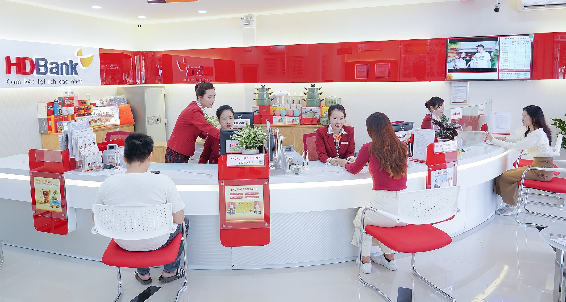 Khách hàng giao dịch tại HDBank.