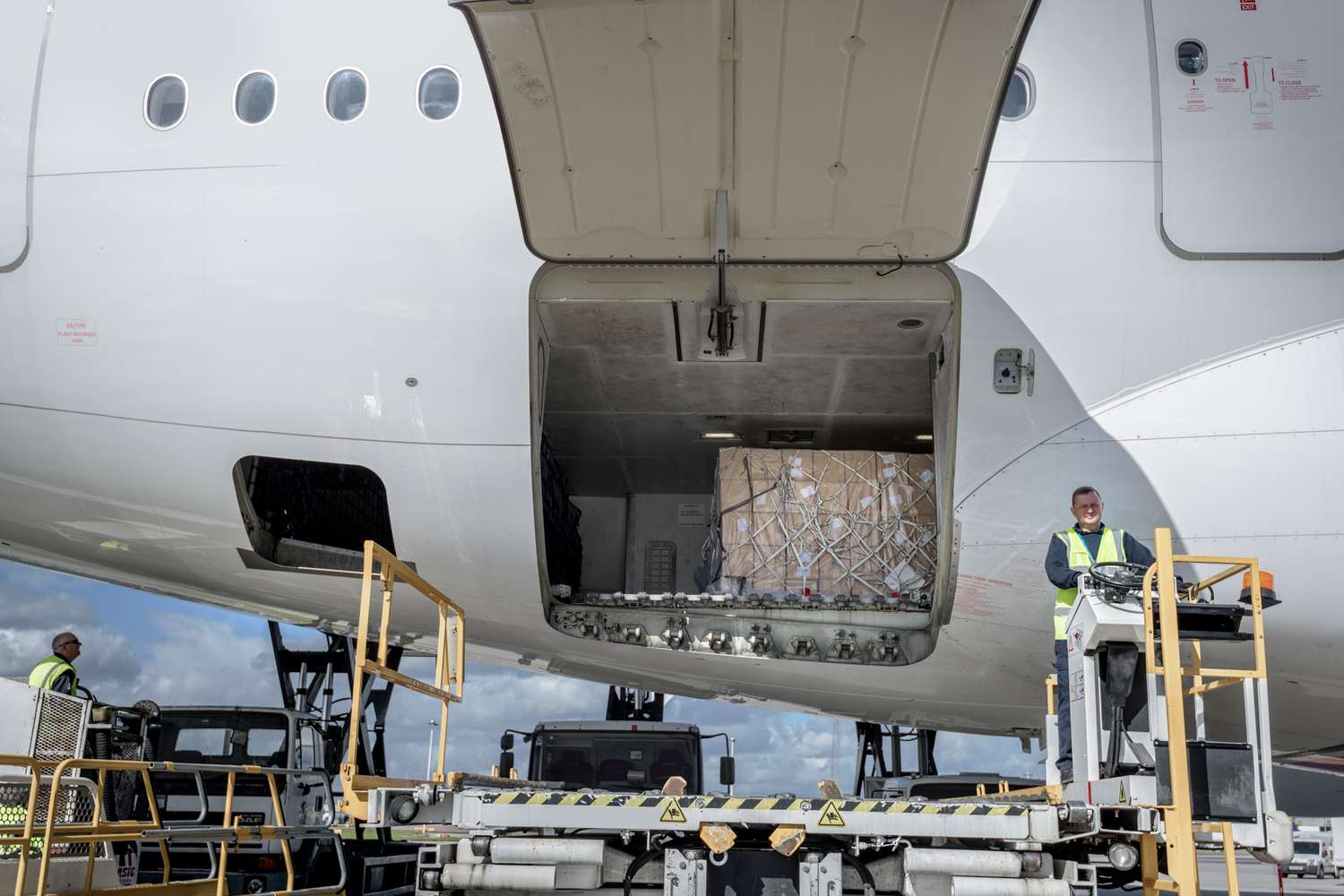 Một chiếc máy bay của Alaska Airlines đã hạ cánh tại sân bay Portland (bang Oregon, Mỹ) với cửa khoang hàng hóa bị mở toang.