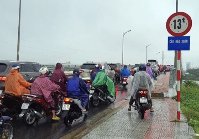 Cầu Hòa Xuân thường xuyên ùn ứ trong những giờ cao điểm.