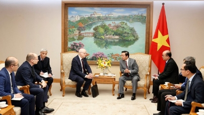 Vietnam encourages investment in power transition projects