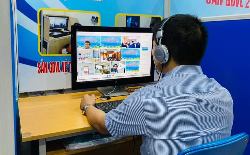 Người lao động ở c&aacute;c địa điểm kh&aacute;c nhau c&oacute; thể tham gia phỏng vấn với doanh nghiệp m&agrave; kh&ocirc;ng cần đến trực tiếp s&agrave;n việc l&agrave;m. Ảnh: Nhật Dương.