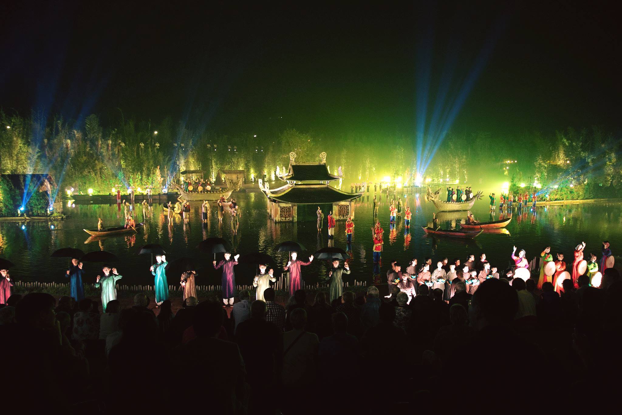 Sau khi 16 tour đêm đặc sắc Hà Nội được giới thiệu, ngành du lịch Thủ đô đang lên phương án mở rộng thêm tour đêm ngoại thành Hà Nội.