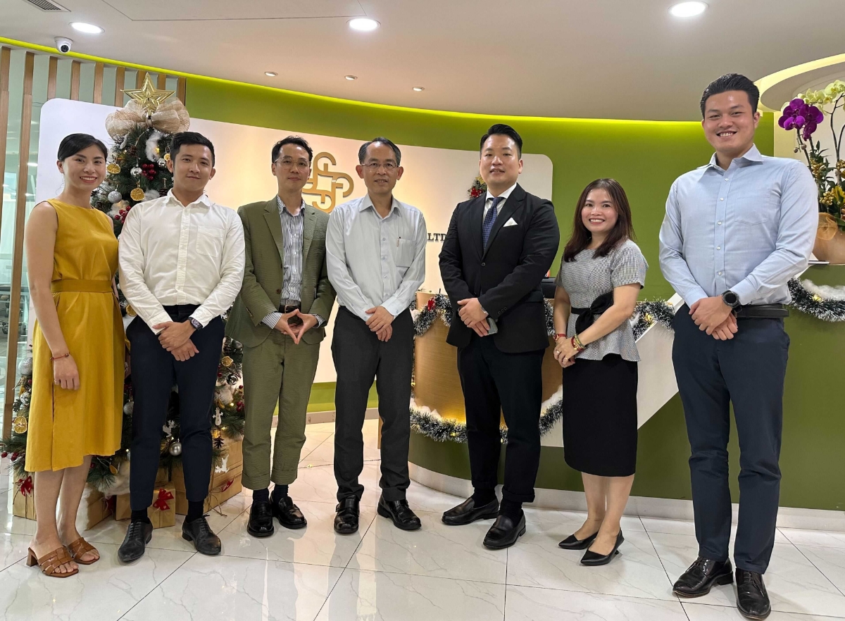 Đại diện hai bên tại buổi ký kết hợp tác.