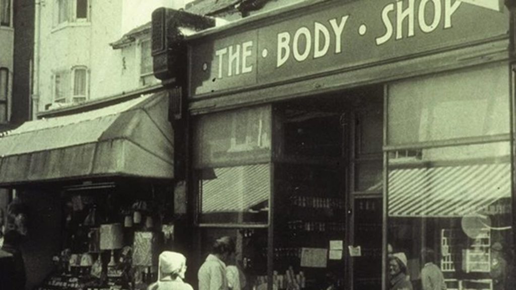 The Body Shop lần đầu tiên mở cửa tại một cửa hàng nhỏ sơn màu xanh lá cây ở Brighton. Anh.