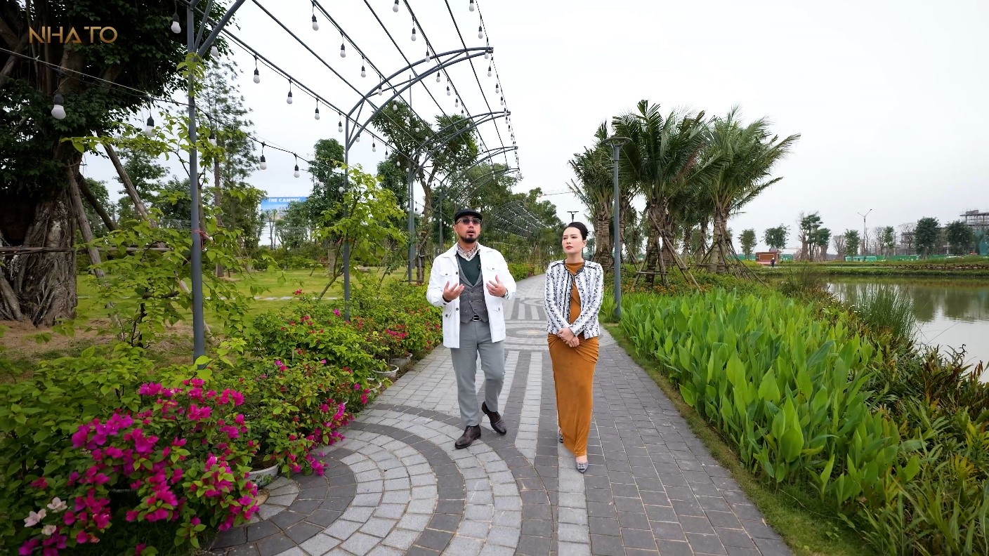 Anh Hoàng Đức và Ngọc Trâm dạo bộ trong công viên Hồ thiên nga.