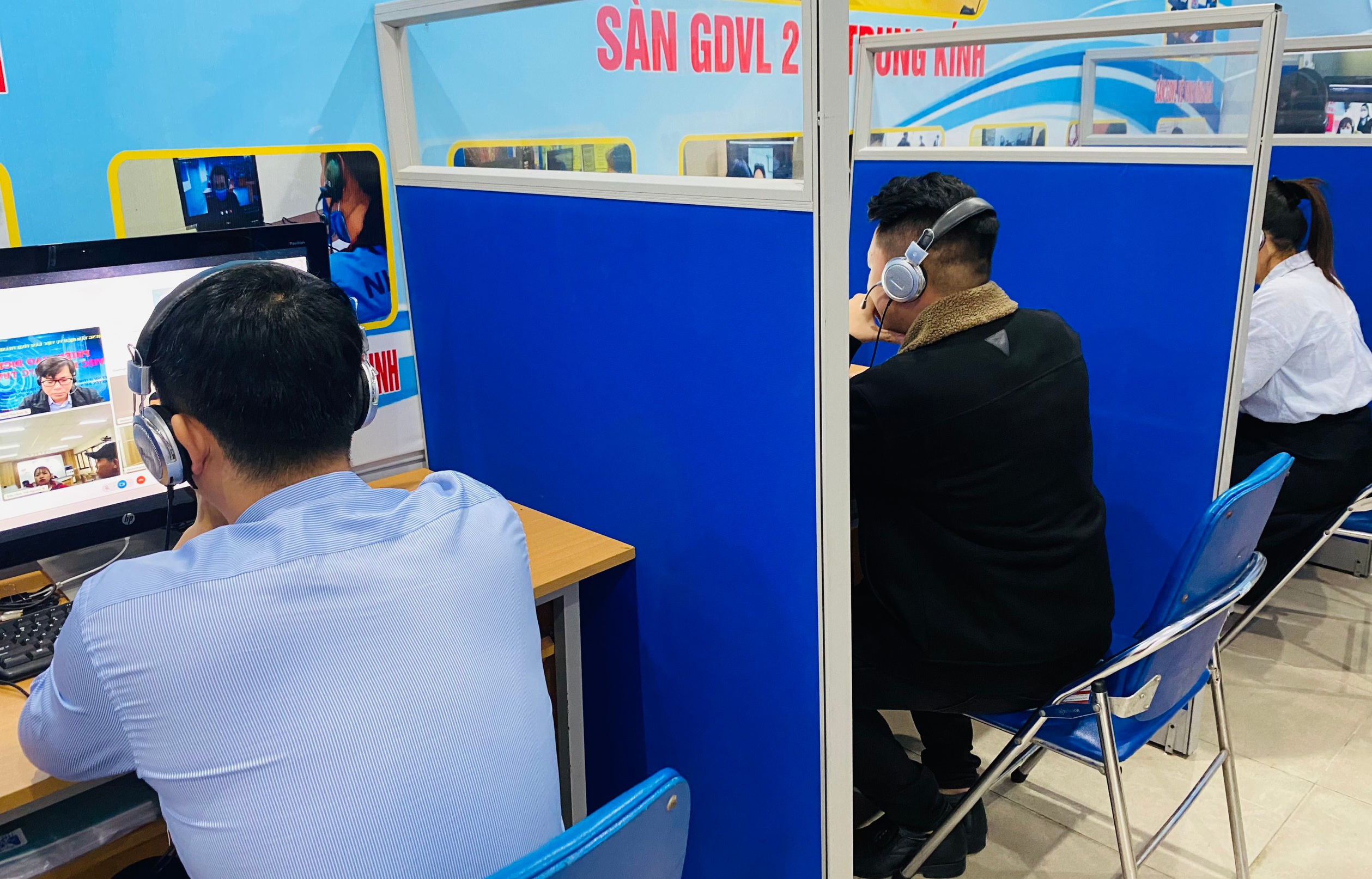 Doanh nghiệp phỏng vấn lao động trực tuyến tại s&agrave;n việc l&agrave;m H&agrave; Nội. Ảnh: Thanh B&igrave;nh.