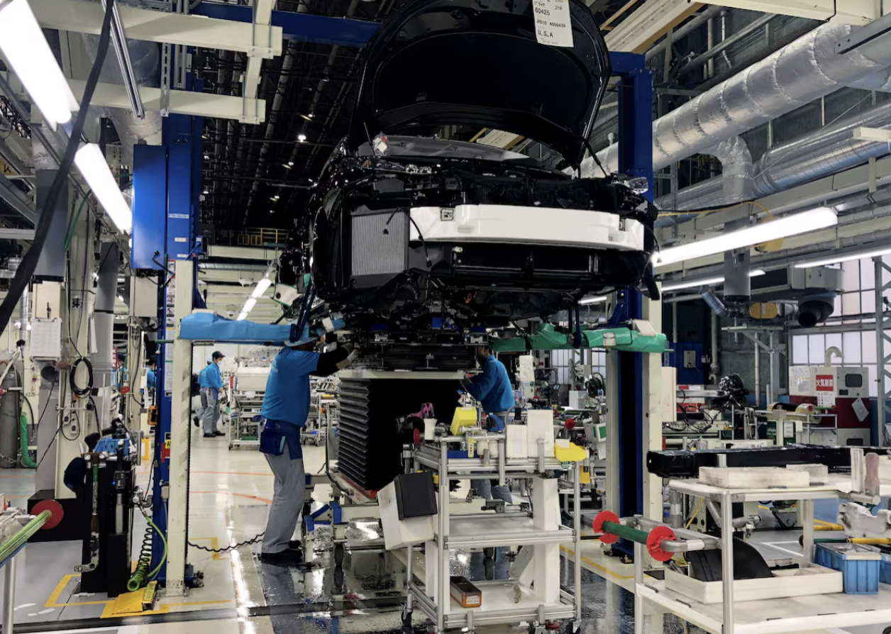 Láp ráp ô tô trong một nhà máy của Toyota ở Nhật Bản - Ảnh: Reuters.