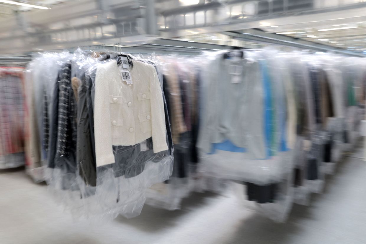 Nếu ng&agrave;nh may mặc kh&ocirc;ng phải chạy theo xu hướng th&igrave; đồng nghĩa với việc nhu cầu mua sắm theo m&ugrave;a sẽ giảm xuống.