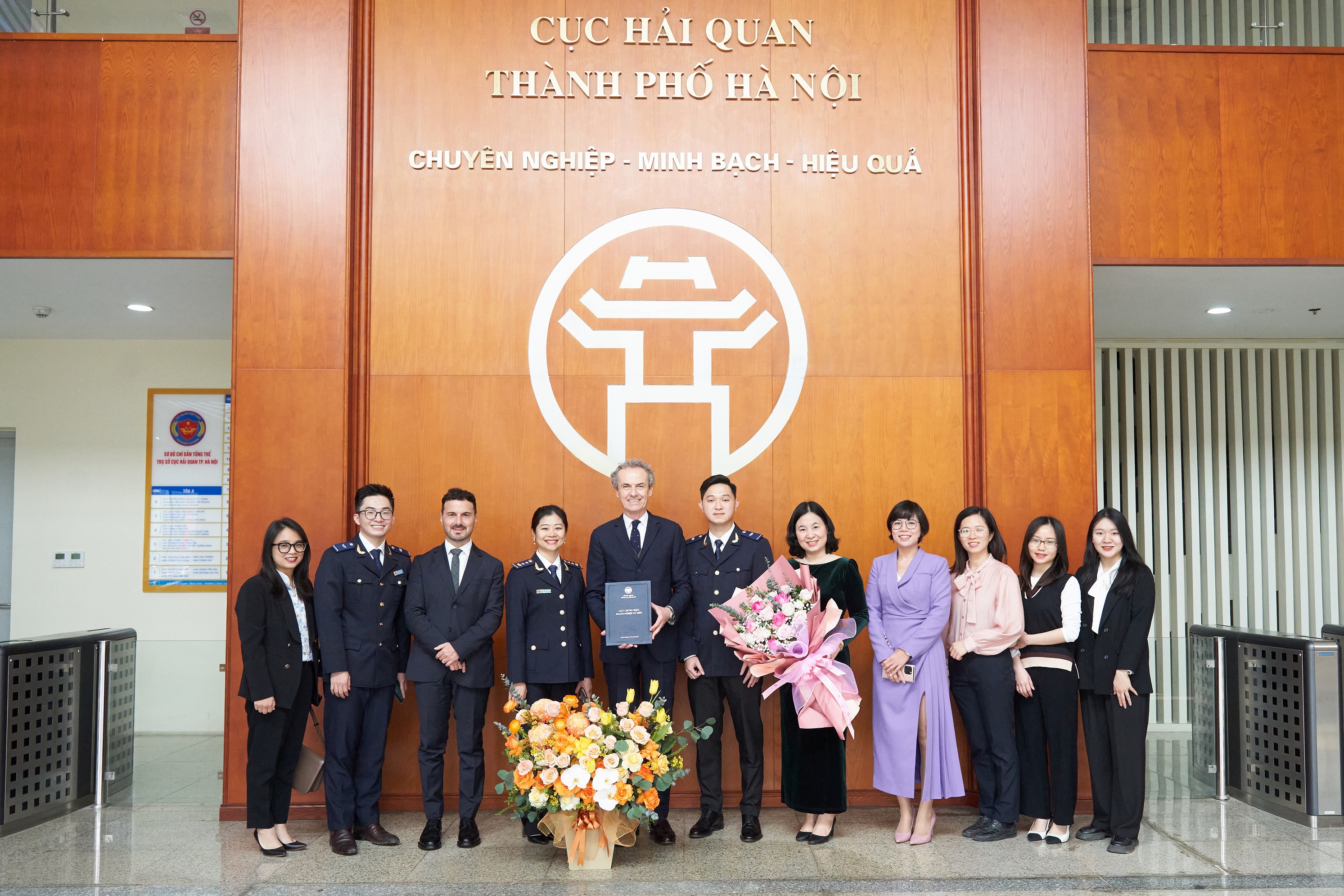 Ông Gianluca Fiume nhận Chứng nhận AEO từ Tổng cục Hải Quan.