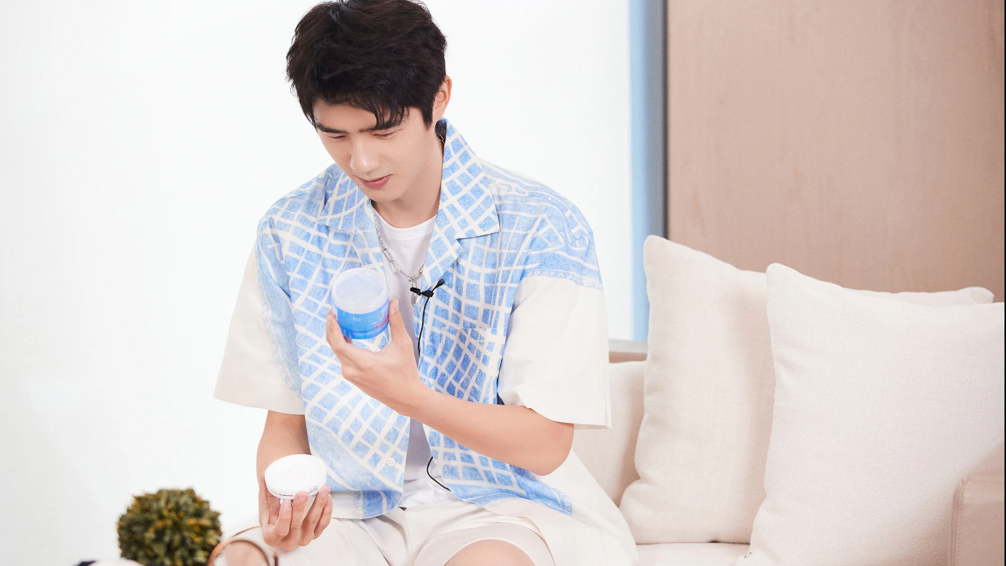 Số lượng mua bộ trang điểm và kem che khuyết điểm dành cho nam giới đã tăng vọt trong đợt giảm giá năm nay.