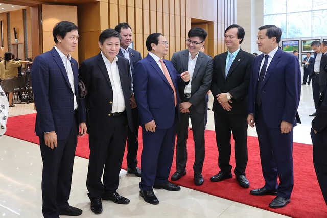 Thủ tướng Chính phủ Phạm Minh Chính trao đổi cùng các đại biểu. Ảnh: Cổng Thông tin Chính phủ.